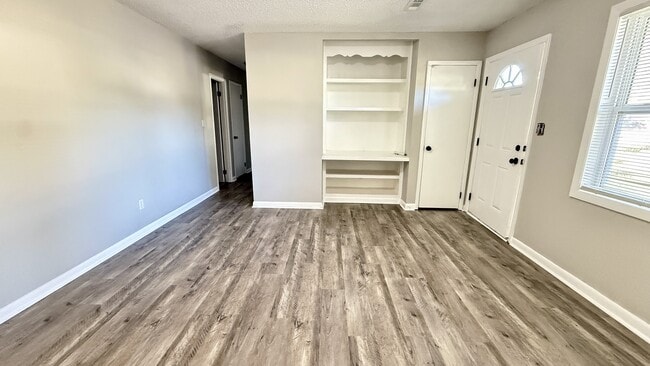 Building Photo - 2432 Yorkshire Dr SW