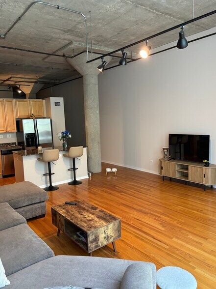 Building Photo - 900 N Kingsbury St