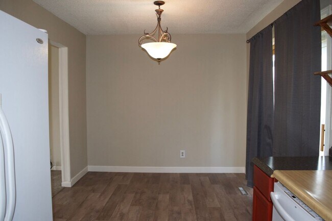 Building Photo - Great 3 Bed 2 Bath House!