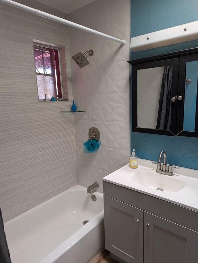 Building Photo - 3 bedrooms-1 bath - on 4th Ave