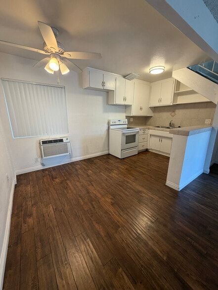 Building Photo - 444 E Rowland St