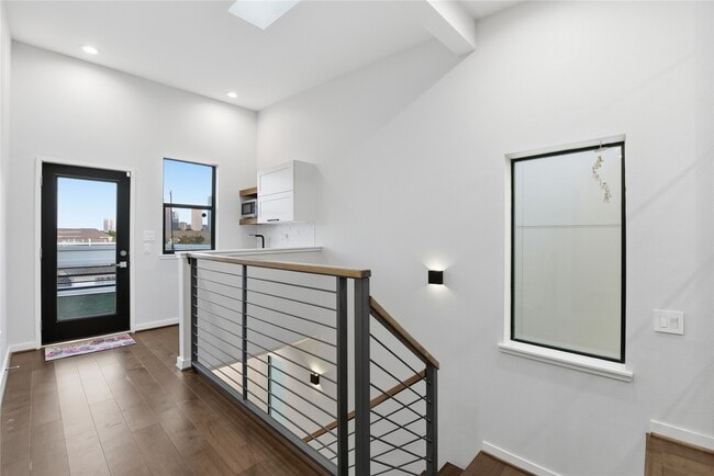 Building Photo - 529 Memorial Heights Dr