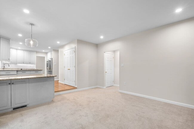 Building Photo - 5 Bed 3 Bath - Rockville Colonial - Update...