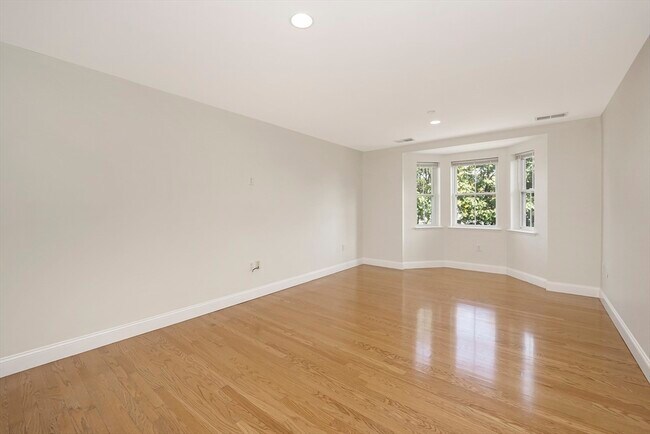 Building Photo - 120 Wyllis Ave