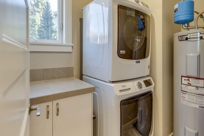 Building Photo - Furnished West Bend Home Available May-November