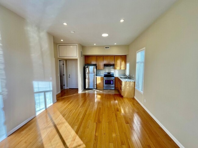 Building Photo - CHARMING RICHMOND 1 BED WITH INCREDIBLE VIEWS!!!