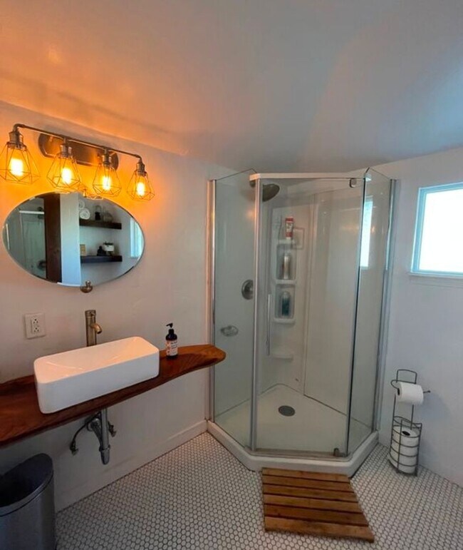 Building Photo - 2 bedroon 1 bath home