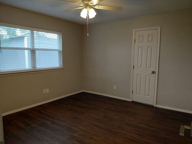 Building Photo - Adorable 3/2 with Garage Parking + Large backyard and gazebo!!