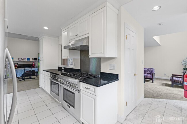Building Photo - 130 Sayre Dr