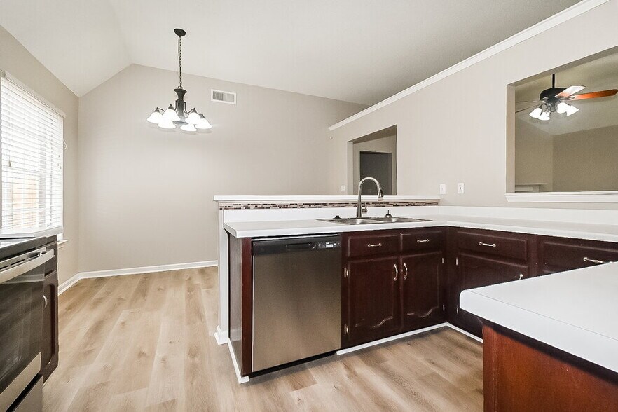 Building Photo - 5570 Alexandria Ln