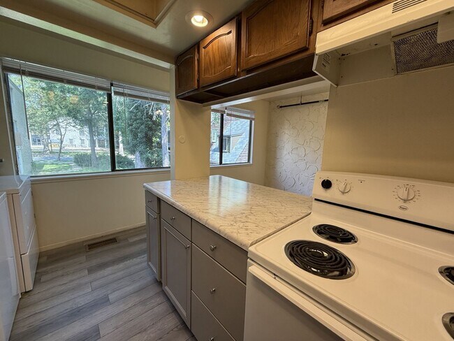 Building Photo - 3 Bedroom Townhouse at The Commons
