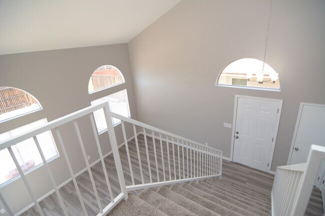 Building Photo - Remodeled 3 Bedroom 2.5 Bath House! West T...