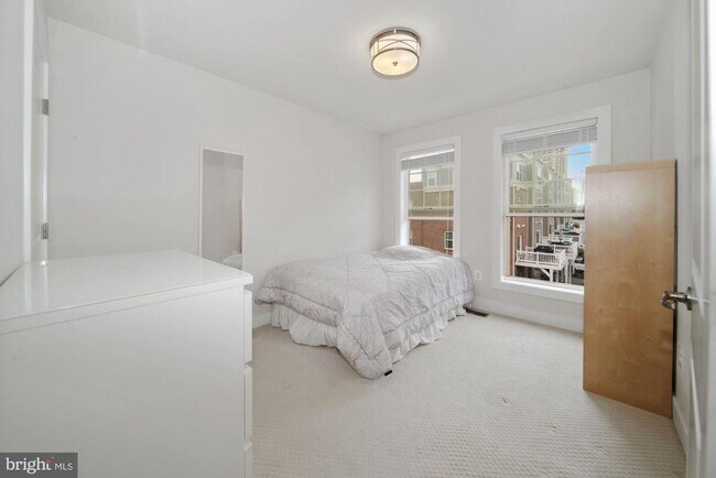 Building Photo - 609 Hendrix Ave