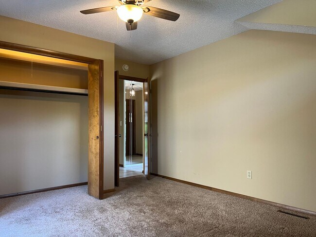 Building Photo - 3511 E Cinnamon Pl