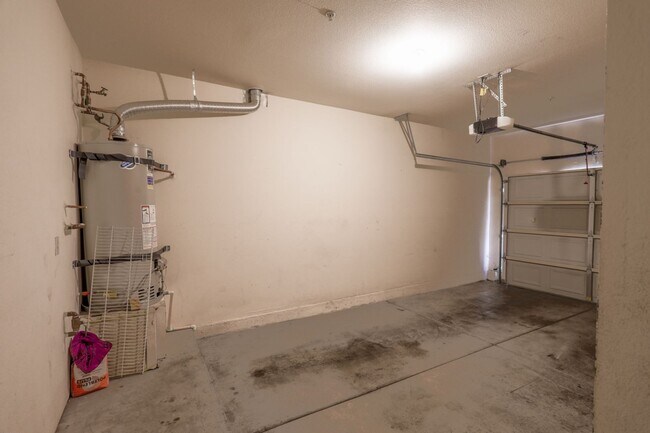 Building Photo - 3 Bedroom First Floor Condo Convenient To Nellis AFB