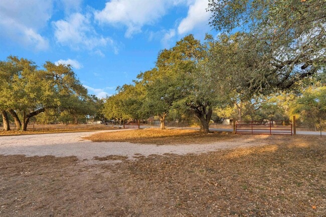 Building Photo - 400 Robin Ln