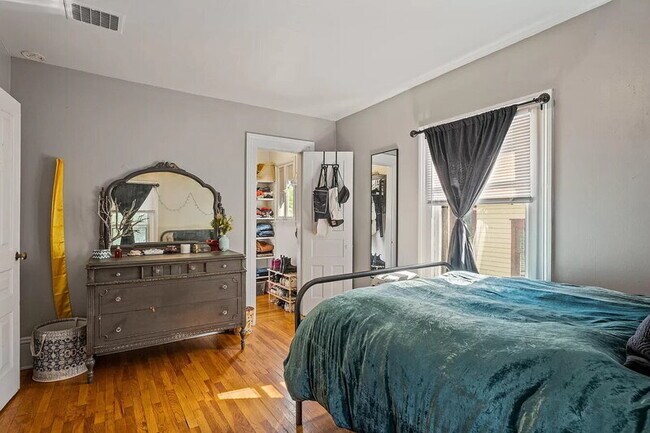 Building Photo - 514 Crescent St NE