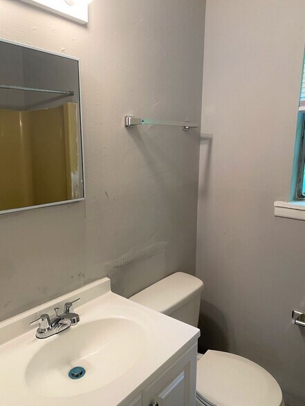 Building Photo - 4053 Log Cabin Dr