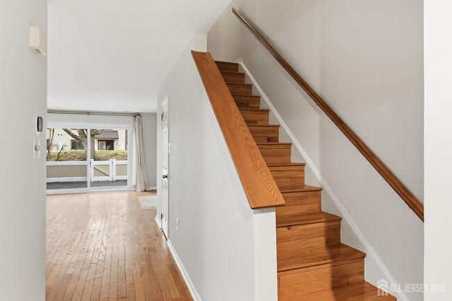 Building Photo - 60 Hampshire Dr