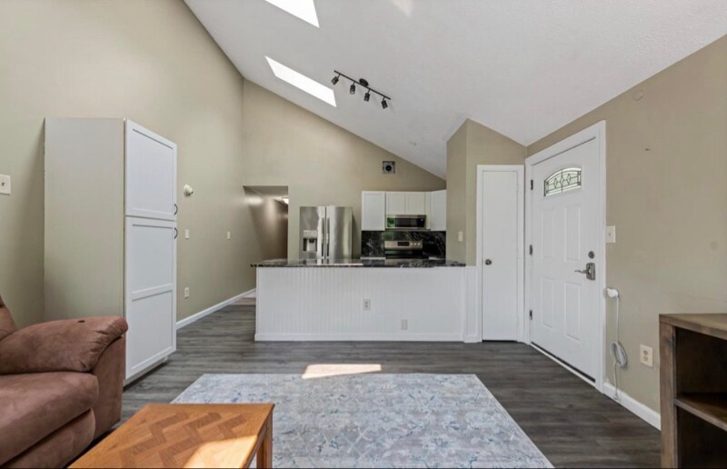 Building Photo - 33 Plaza Village Rd