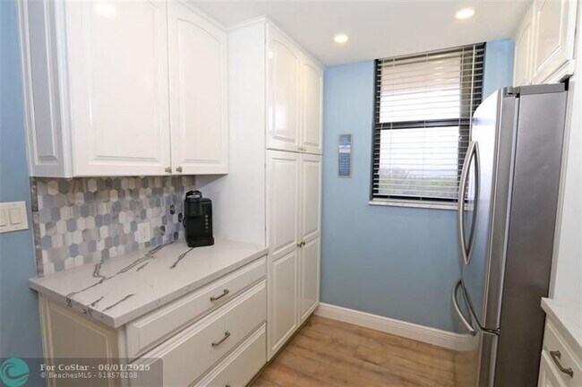 Building Photo - 9940 S Ocean Dr