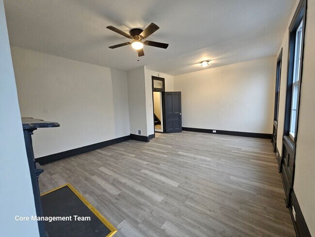 Building Photo - Newly updates 3 bedroom 1 bath apartment f...