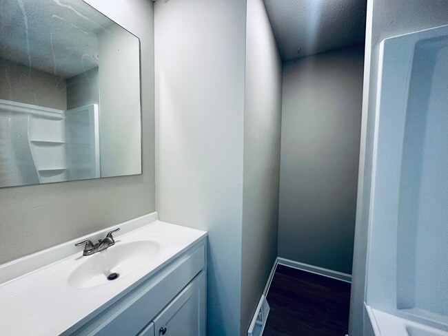 Building Photo - {1811} Updated duplex with great natural light and tons of space + Recently Renovated + Stainless...