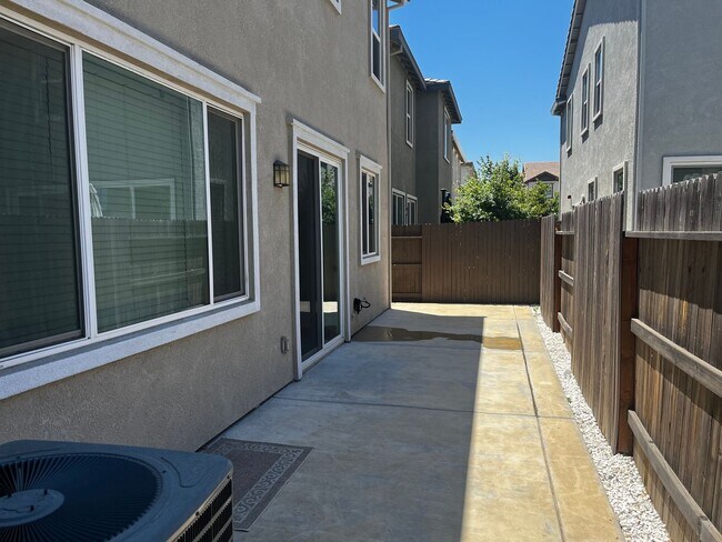 Building Photo - Excellent Witney Ranch 4 Bedroom, 3 Bathroom Home in Whitney Ranch for Rent.