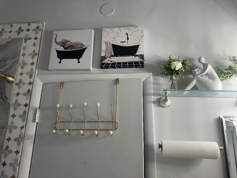 Building Photo - 8012 Valley Manor Rd