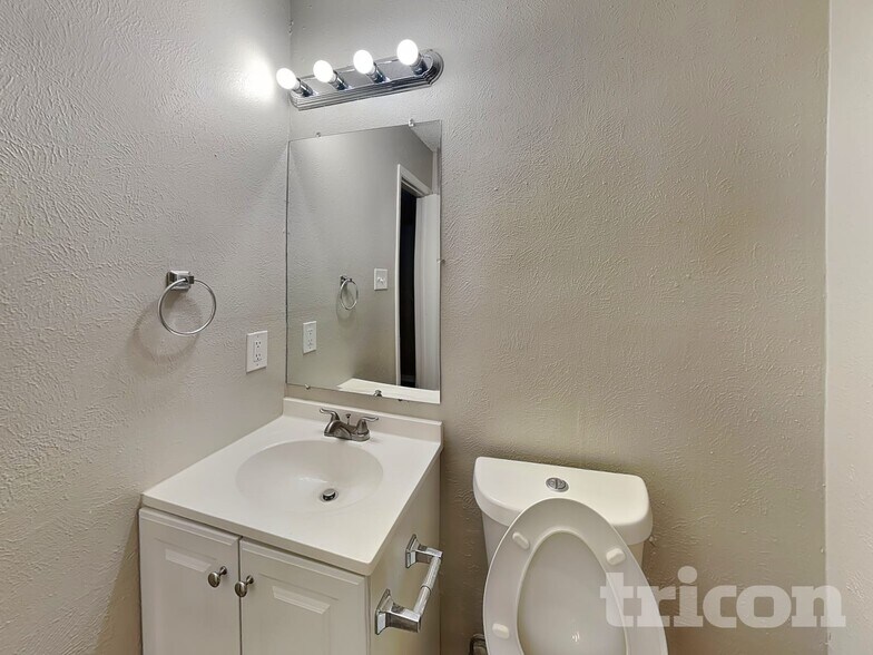 Building Photo - 1210 Green Hill Dr