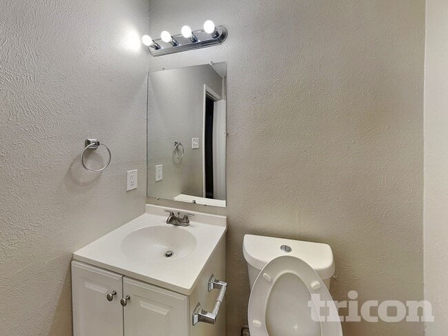 Building Photo - 1210 Green Hill Dr