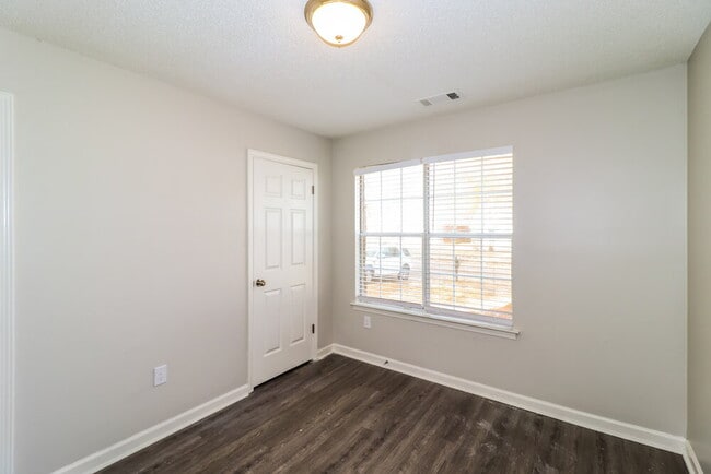 Building Photo - 7001 Bellevue Trce