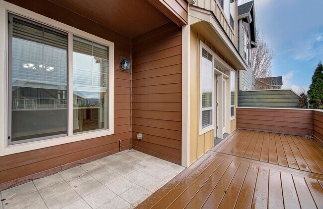 Building Photo - Beautiful 2 Story Town Home - Riverview Terrace Washougal!
