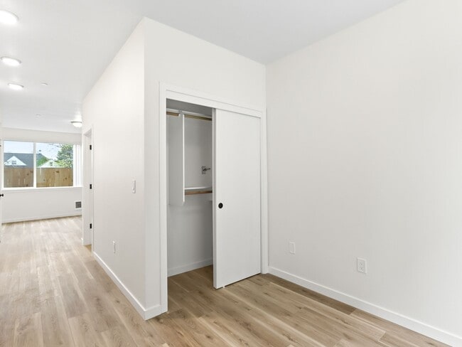 Building Photo - Vancouver Townhouses - Get 1 Month Free!