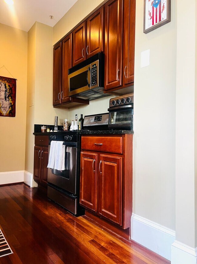 Building Photo - Columbia Heights Penthouse Condo | 1 Bed | 1 Bath | 600 Sf