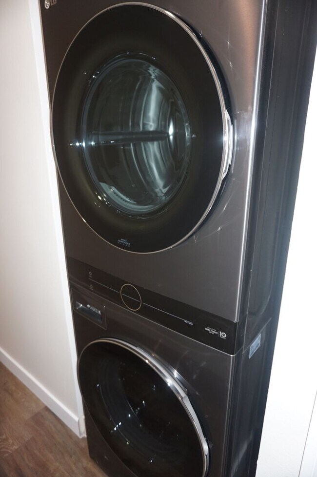 Building Photo - Highly Upgraded End Unit 2 Bedroom 2 Bathroom in Orange