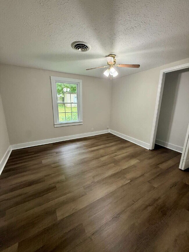 Building Photo - 3 Bedroom / 1 Bathroom Home in Russellville