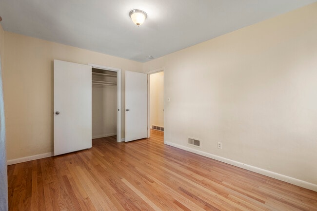 Building Photo - 8206 SW Terwilliger Blvd