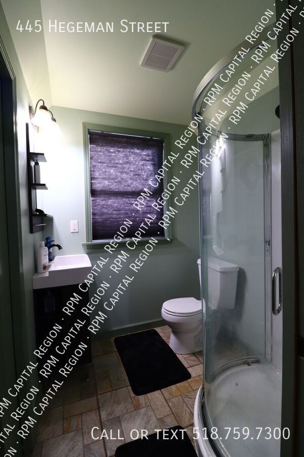 Building Photo - 445 Hegeman St