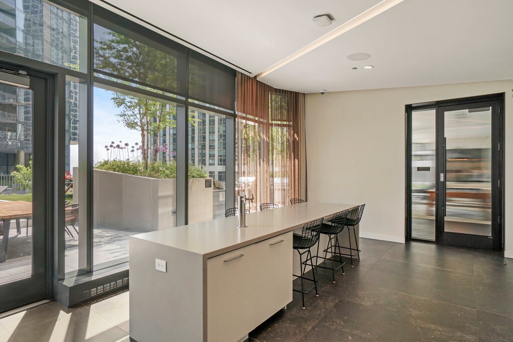 Building Photo - 452 E Waterside Dr