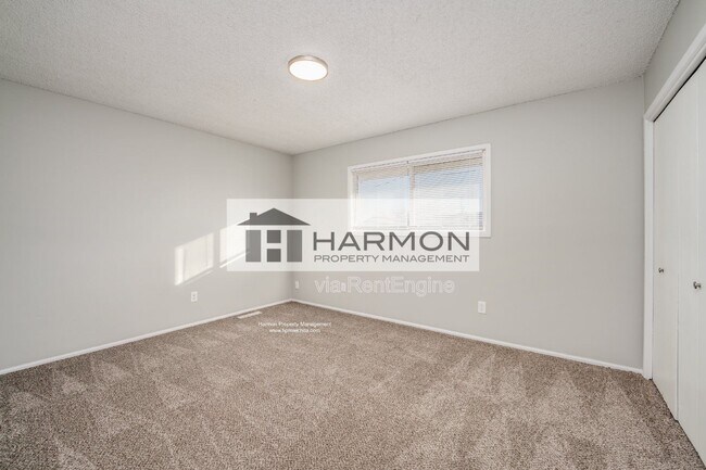 Building Photo - 3153 S Pinecrest Ave