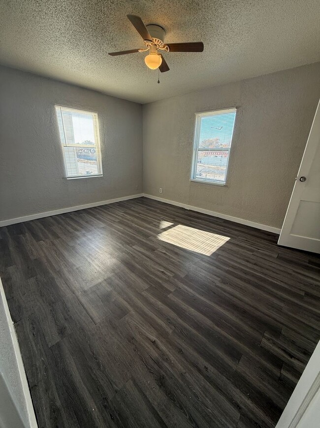 Building Photo - 2 bedroom townhome right off the highway!