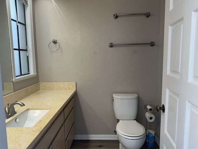 Building Photo - 1641