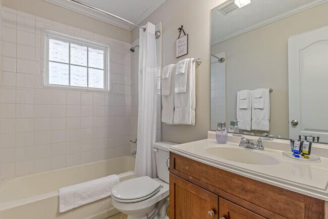 Building Photo - 27 W Ridge Dr SE