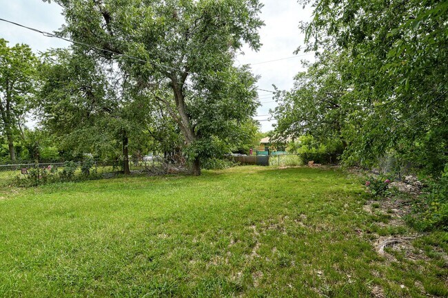 Building Photo - * * * $500 Move-In Special * * * Charming ...