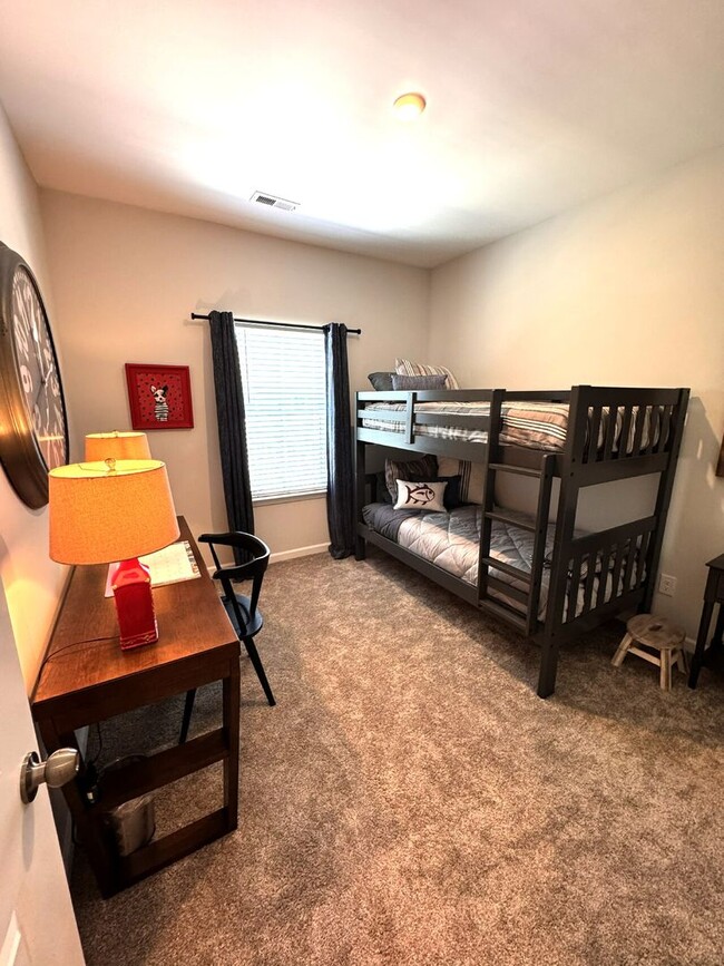 Building Photo - Fully Furnished Water front Community