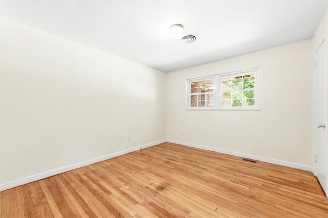 Building Photo - 704 Fort King George Dr