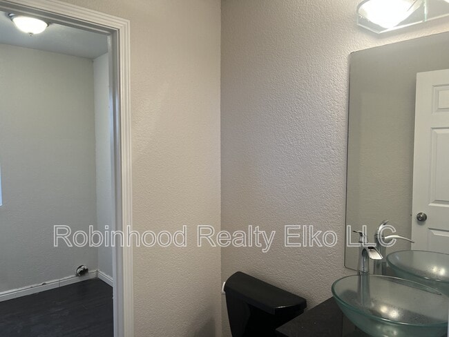 Building Photo - 1515 Glenmoor Dr