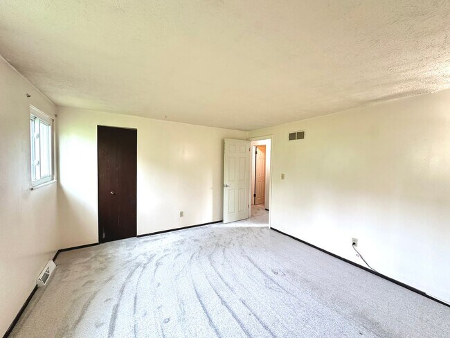 Building Photo - Well-Maintained 2 Bed, 1 Bath Townhome in West Mifflin - Private Balcony, Central AC & Heat - Ava...