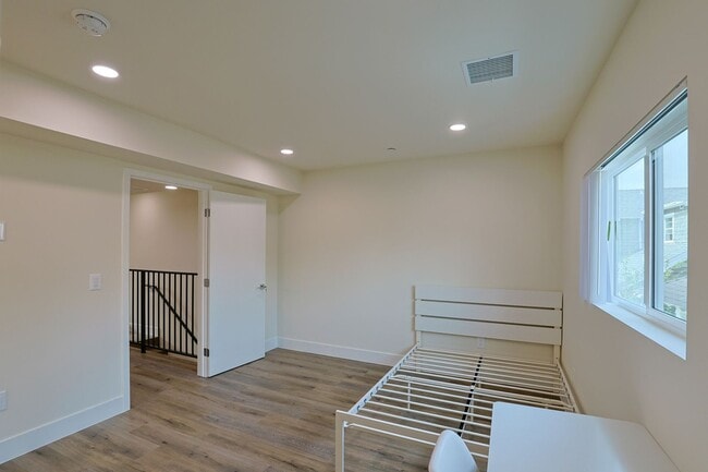 Building Photo - 1422 W 29th St